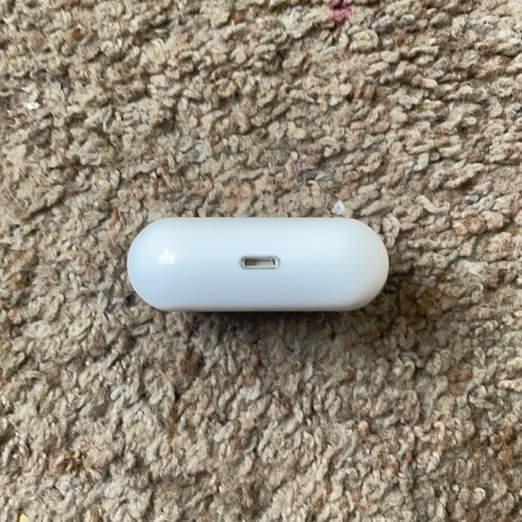 AirPod Pros Charging Case - Picture 3 of 4